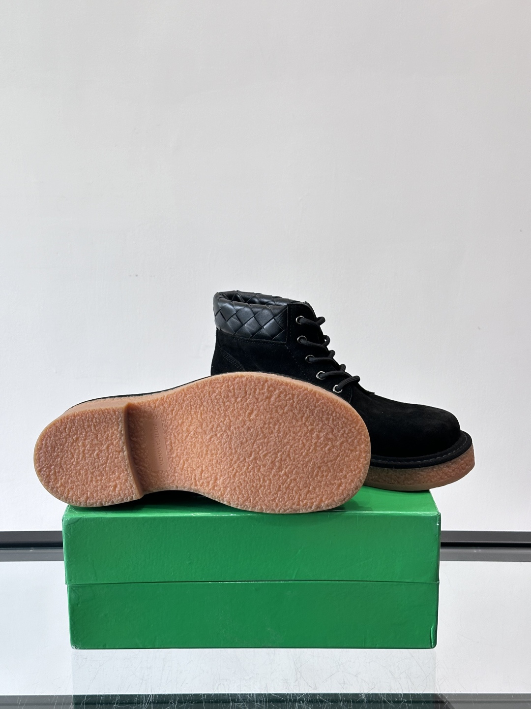 Bottega Veneta W24系列土星色工装靴，绒面麂皮材质，超有质感！鞋口黑色菱格纹编织细节，品