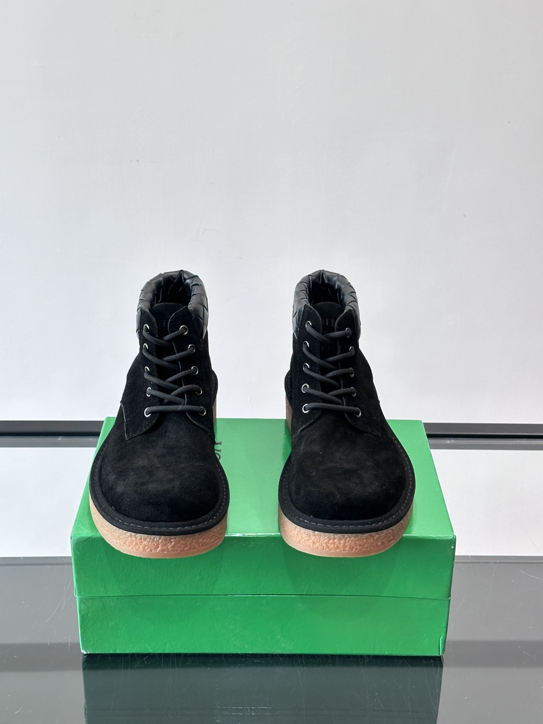 Bottega Veneta W24系列土星色工装靴，绒面麂皮材质，超有质感！鞋口黑色菱格纹编织细节，品