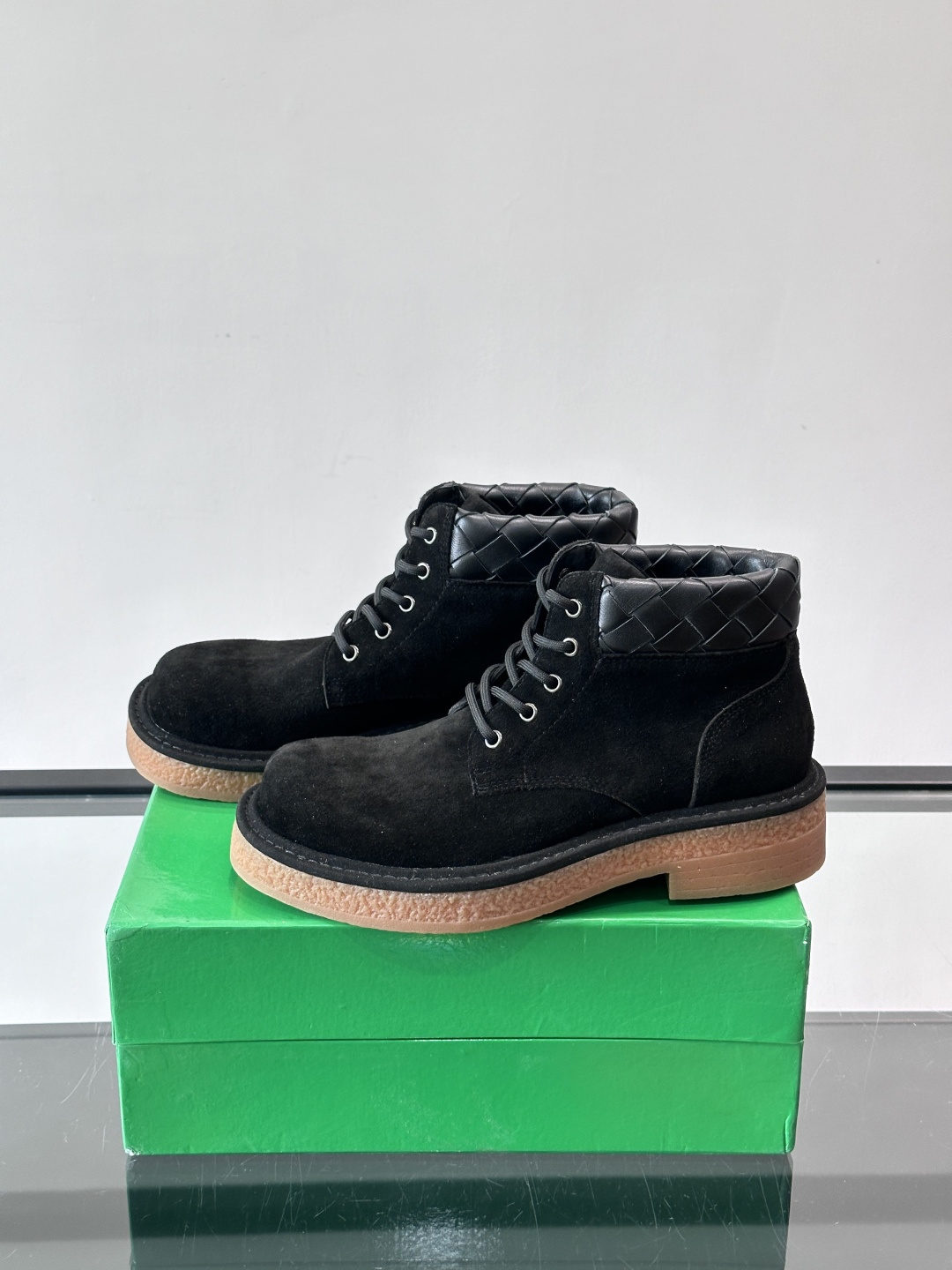 Bottega Veneta W24系列土星色工装靴，绒面麂皮材质，超有质感！鞋口黑色菱格纹编织细节，品