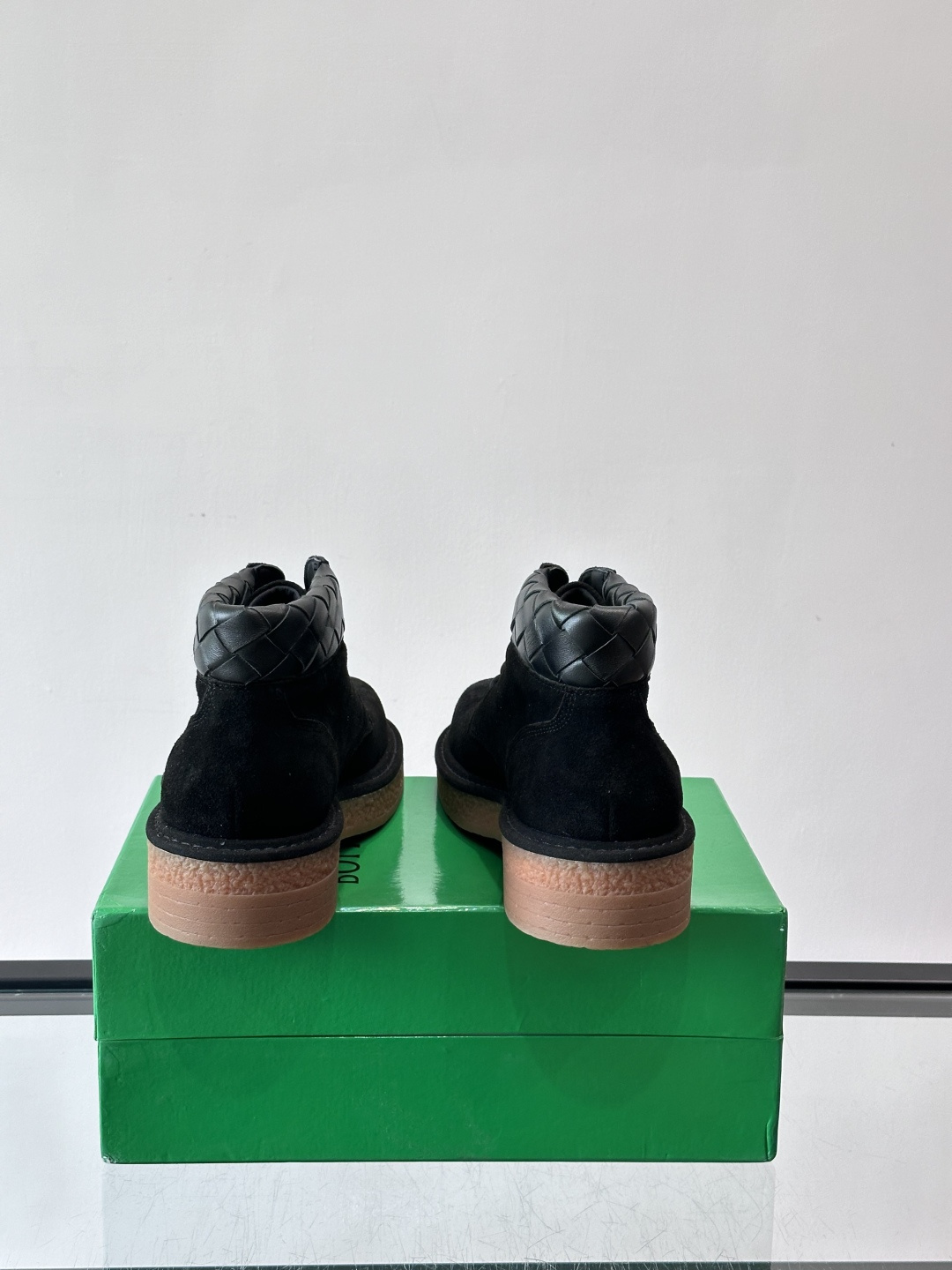 Bottega Veneta W24系列土星色工装靴，绒面麂皮材质，超有质感！鞋口黑色菱格纹编织细节，品