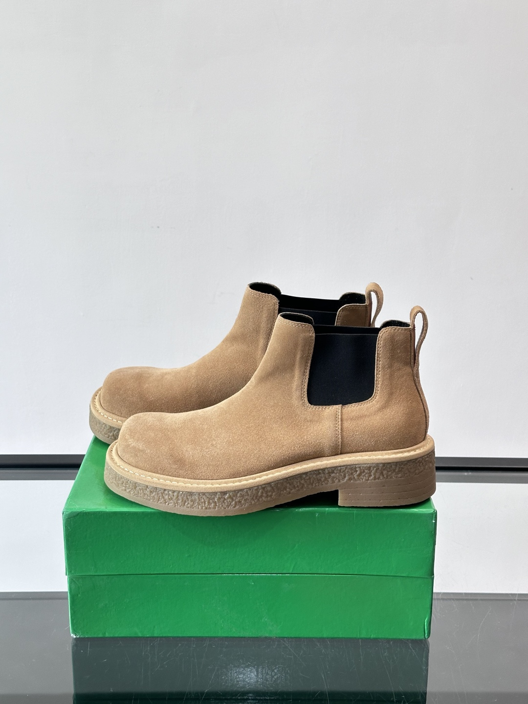 Bottega Veneta Haddock情侣款👫切尔西靴选用牛皮绒面，质感细腻耐用，皱纹橡胶鞋底防滑