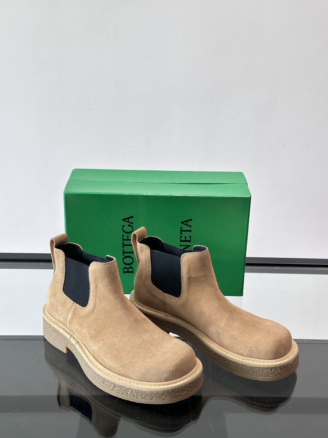 Bottega Veneta Haddock情侣款👫切尔西靴选用牛皮绒面，质感细腻耐用，皱纹橡胶鞋底防滑