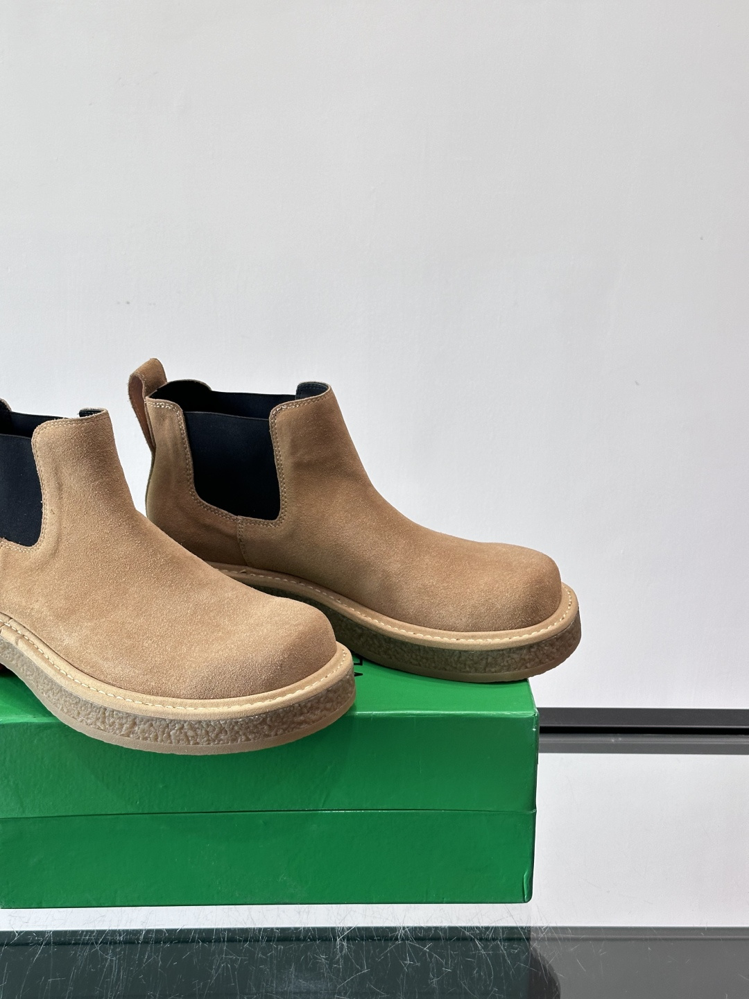 Bottega Veneta Haddock情侣款👫切尔西靴选用牛皮绒面，质感细腻耐用，皱纹橡胶鞋底防滑