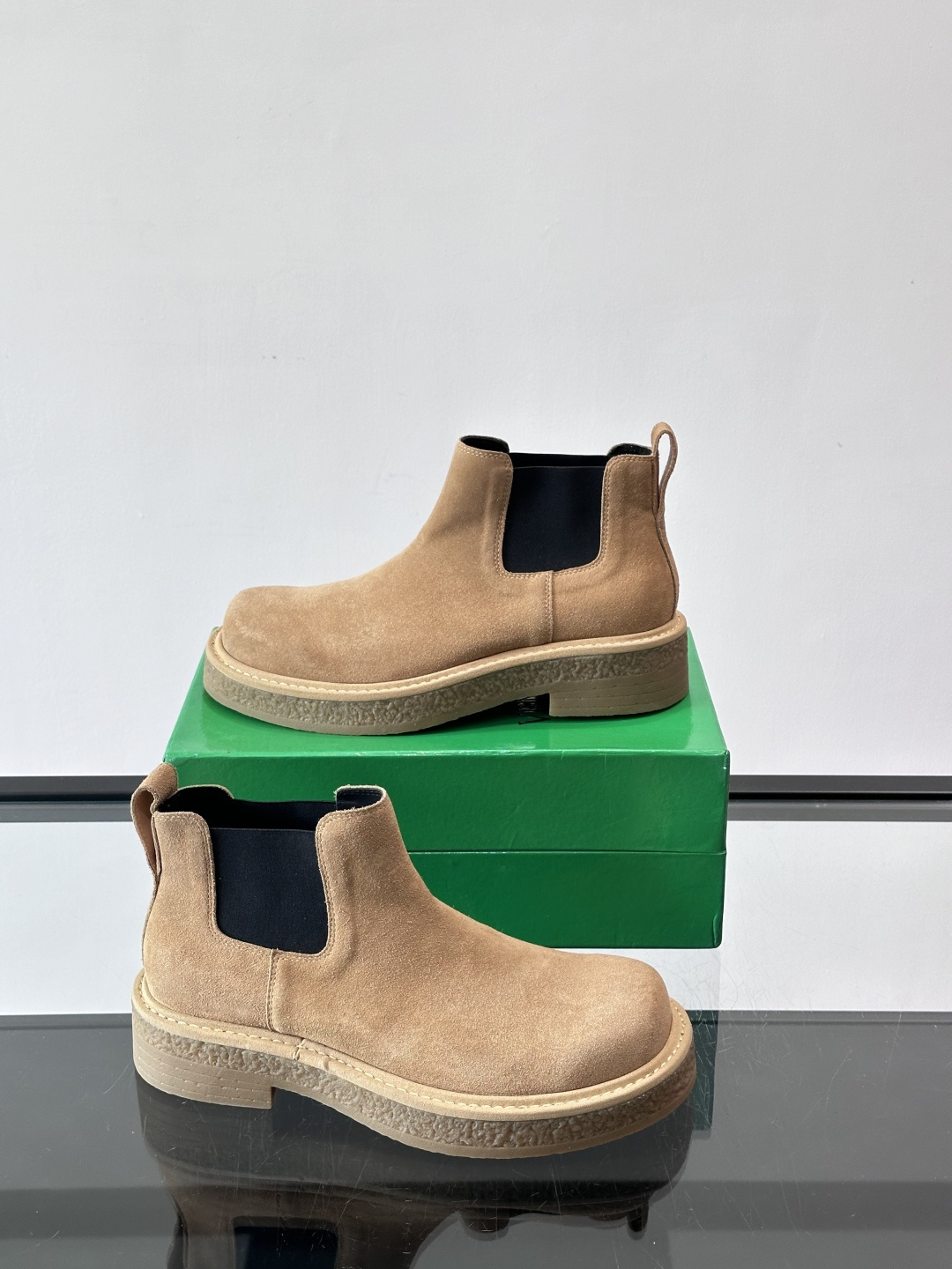 Bottega Veneta Haddock情侣款👫切尔西靴选用牛皮绒面，质感细腻耐用，皱纹橡胶鞋底防滑