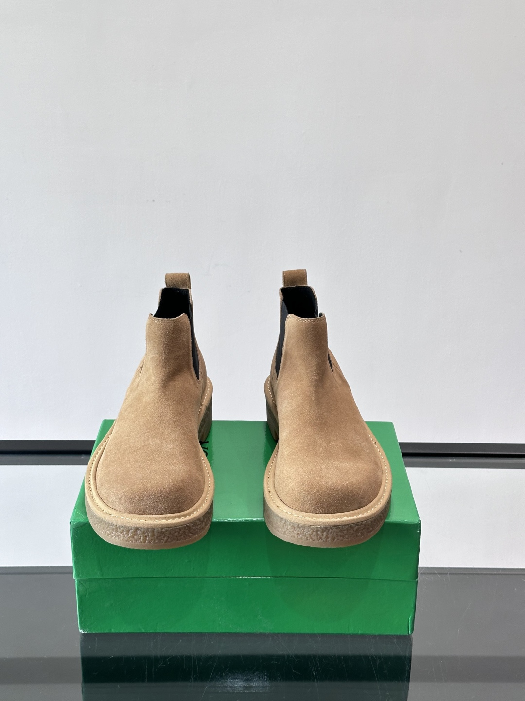 Bottega Veneta Haddock情侣款👫切尔西靴选用牛皮绒面，质感细腻耐用，皱纹橡胶鞋底防滑