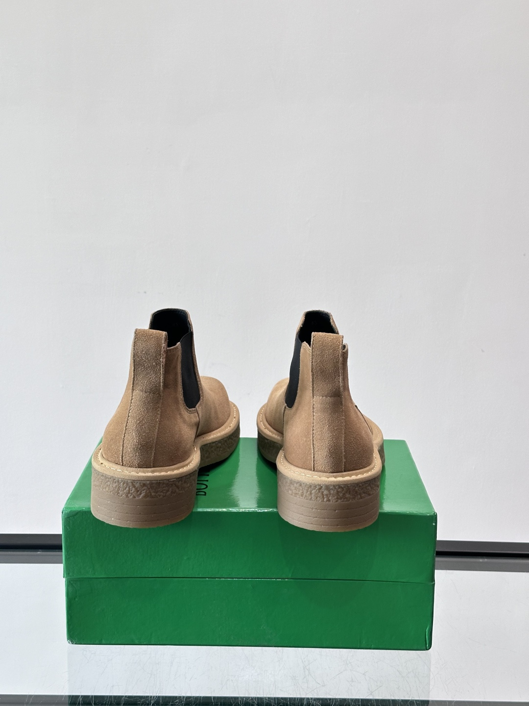 Bottega Veneta Haddock情侣款👫切尔西靴选用牛皮绒面，质感细腻耐用，皱纹橡胶鞋底防滑