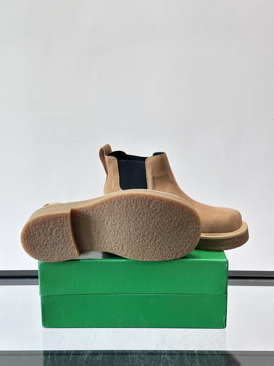 Bottega Veneta Haddock情侣款👫切尔西靴选用牛皮绒面，质感细腻耐用，皱纹橡胶鞋底防滑