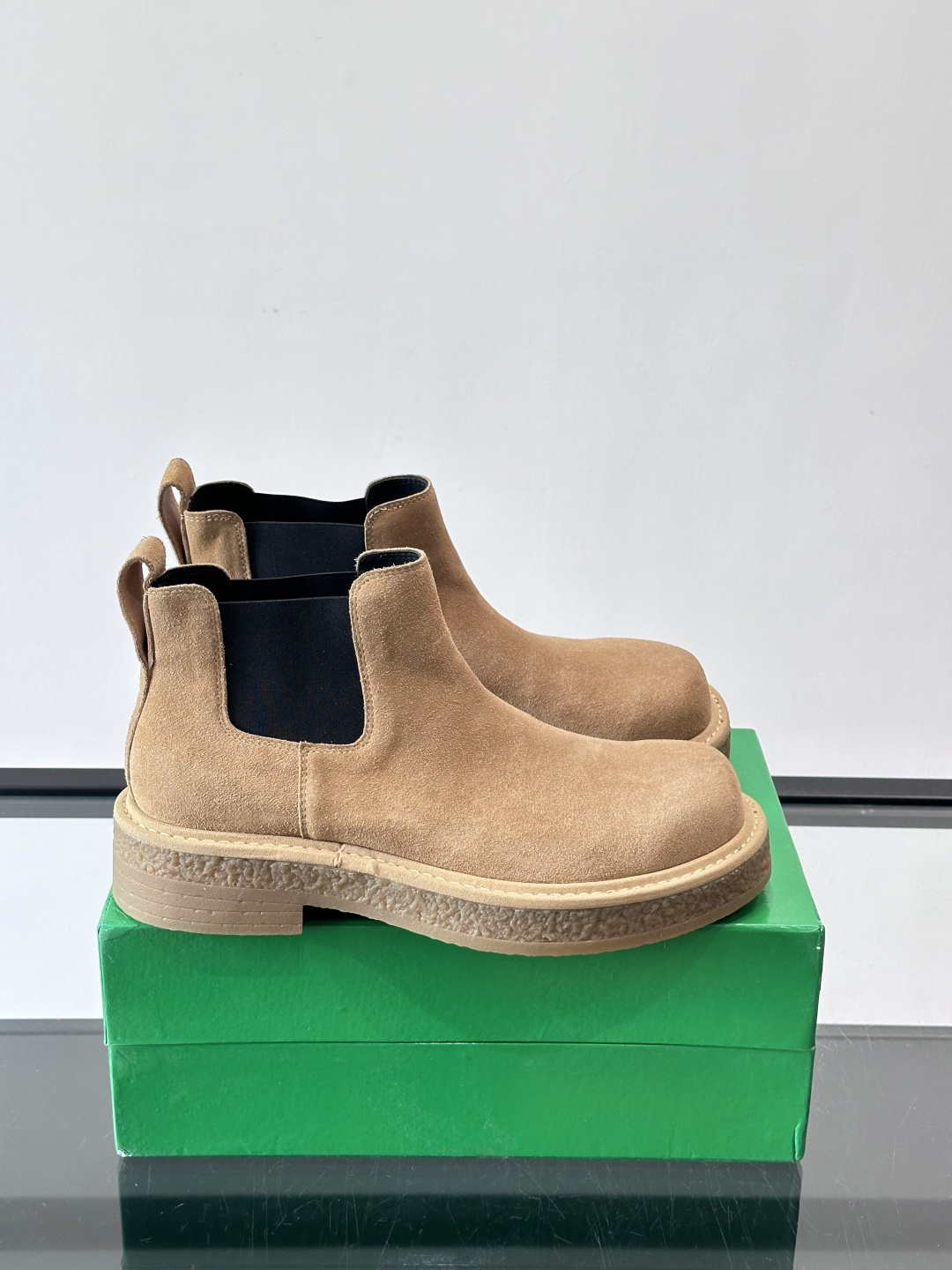 Bottega Veneta Haddock情侣款👫切尔西靴选用牛皮绒面，质感细腻耐用，皱纹橡胶鞋底防滑