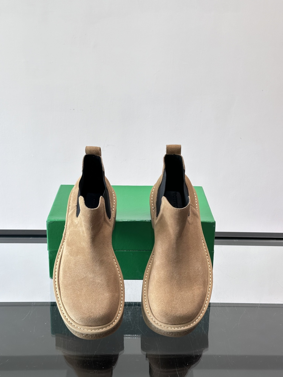 Bottega Veneta Haddock情侣款👫切尔西靴选用牛皮绒面，质感细腻耐用，皱纹橡胶鞋底防滑