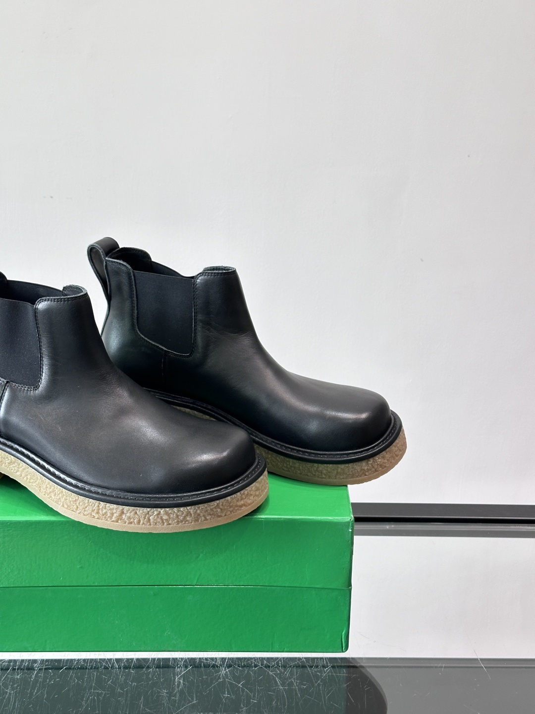 Bottega Veneta Haddock情侣款👫切尔西靴选用牛皮绒面，质感细腻耐用，皱纹橡胶鞋底防滑