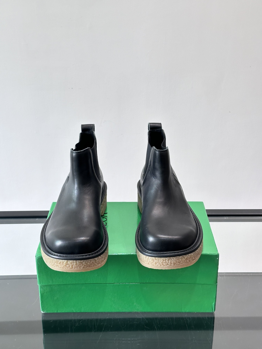 Bottega Veneta Haddock情侣款👫切尔西靴选用牛皮绒面，质感细腻耐用，皱纹橡胶鞋底防滑