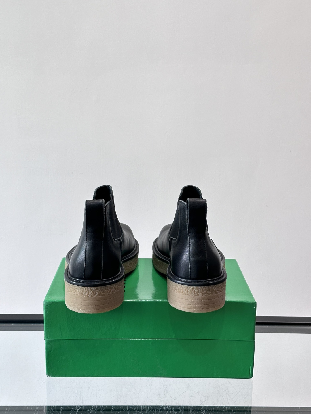 Bottega Veneta Haddock情侣款👫切尔西靴选用牛皮绒面，质感细腻耐用，皱纹橡胶鞋底防滑