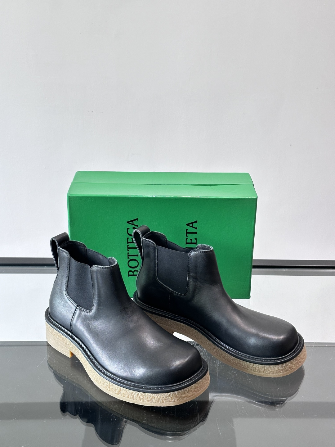 Bottega Veneta Haddock情侣款👫切尔西靴选用牛皮绒面，质感细腻耐用，皱纹橡胶鞋底防滑