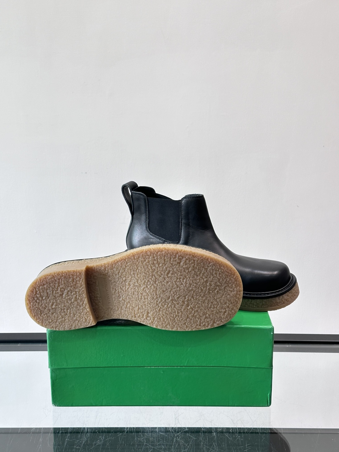 Bottega Veneta Haddock情侣款👫切尔西靴选用牛皮绒面，质感细腻耐用，皱纹橡胶鞋底防滑