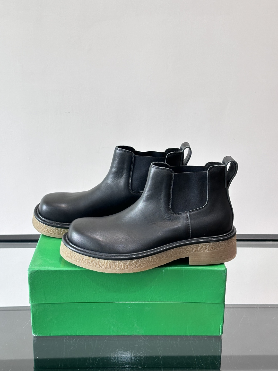 Bottega Veneta Haddock情侣款👫切尔西靴选用牛皮绒面，质感细腻耐用，皱纹橡胶鞋底防滑