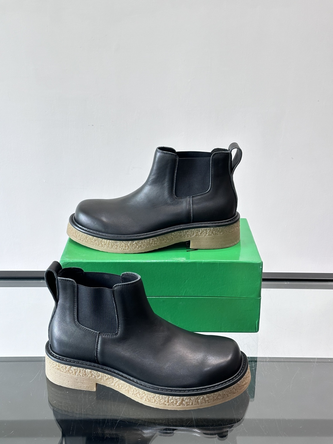 Bottega Veneta Haddock情侣款👫切尔西靴选用牛皮绒面，质感细腻耐用，皱纹橡胶鞋底防滑