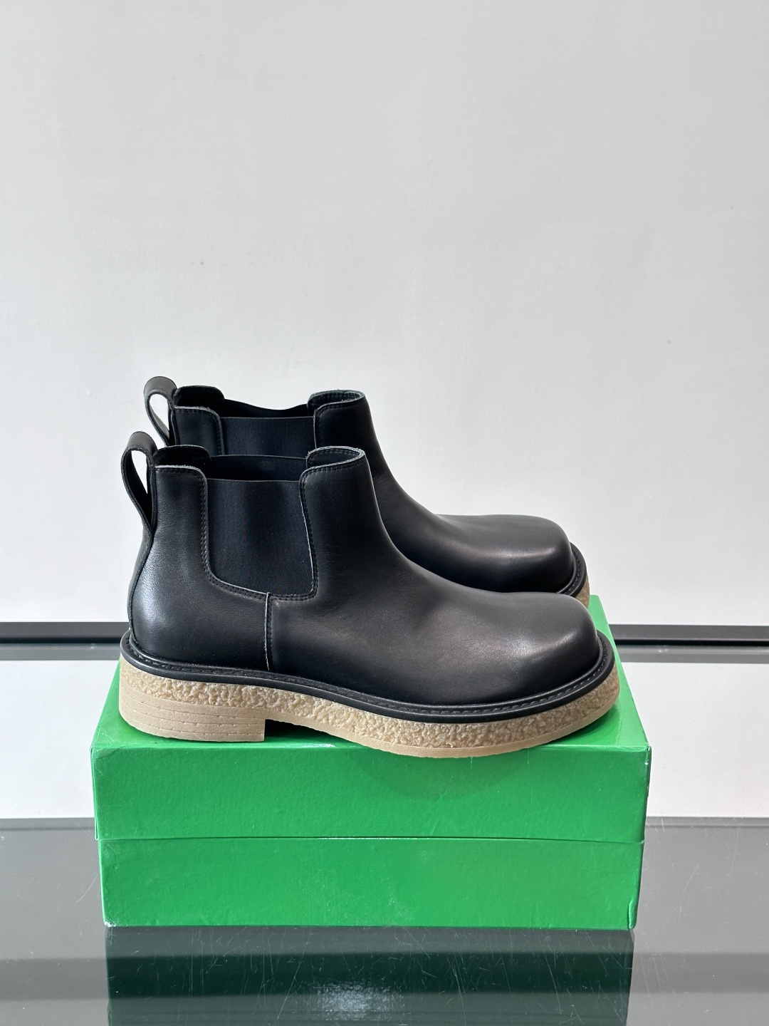 NO:620615,Bottega Veneta Haddock Chelsea boots for couples are made of cowhide suede, with a fine and durable texture. The wrinkled rubber soles are non-slip and comfortable. The thickness is about 4cm, which quietly increases the height without being obtrusive. The classic Chelsea boots design, the side pull tabs are easy to put on and take off, fit the foot shape, and are perfect for autumn and winter!  Simple and elegant, overalls and casual pants can be easily worn, both men and women can wear it, fashionable and practical~, size female 35-39 (customized at 40), male 39-44 (customized at 38.45), BV leather shoes, bottega veneta, bottega veneta, boots, cowhide19860909Bottega Veneta Haddock情侣款切尔西靴选用牛皮绒面,质感细腻耐用,皱纹橡胶鞋底防滑又舒适,厚度约4cm,悄悄增高不显突兀.经典切尔西靴设计,侧边拉环方便穿脱,贴合脚型,秋冬季节超适合！简约大气,工装裤、休闲裤都能轻松驾驭,男女都能穿,时髦又实用～ ,size女35-39（40定做）,男39-44（38.45定做）,BV皮鞋,bottega veneta,bottega veneta,boots,cowhide,Men's shoes