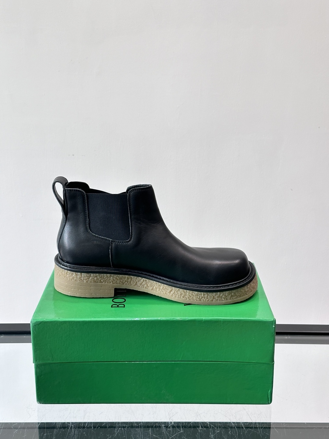 Bottega Veneta Haddock情侣款👫切尔西靴选用牛皮绒面，质感细腻耐用，皱纹橡胶鞋底防滑