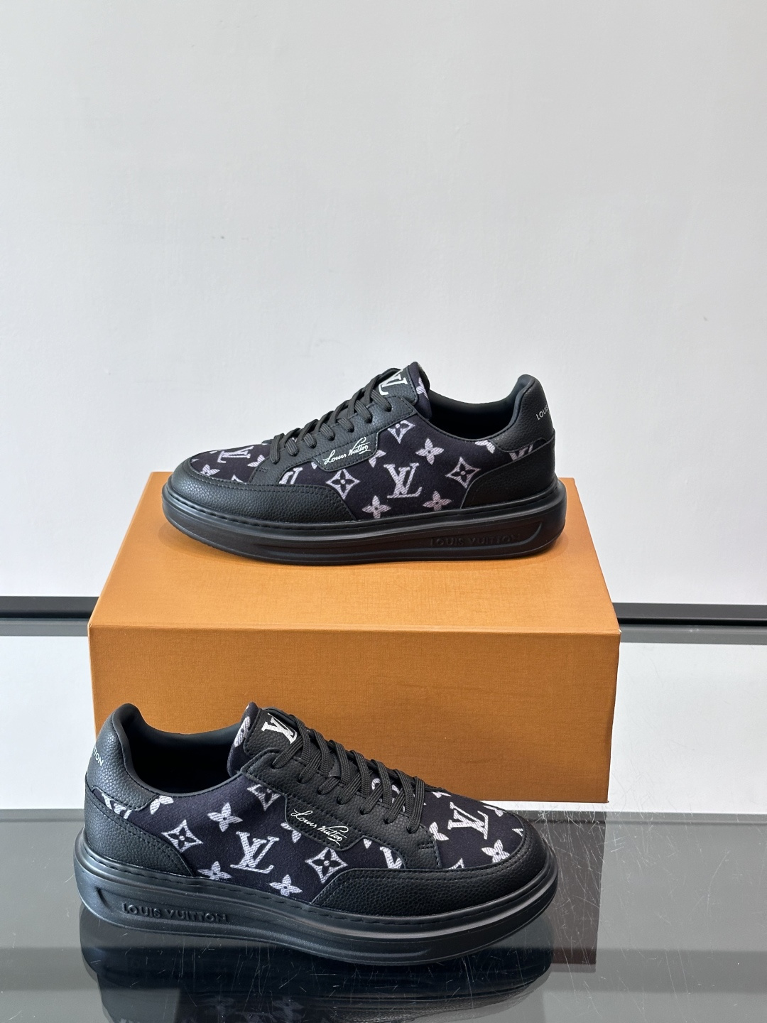 LV Monogram男士板鞋🧡LV Monogram板鞋，经典老花设计，低调奢华又百搭！鞋面黑色牛皮+