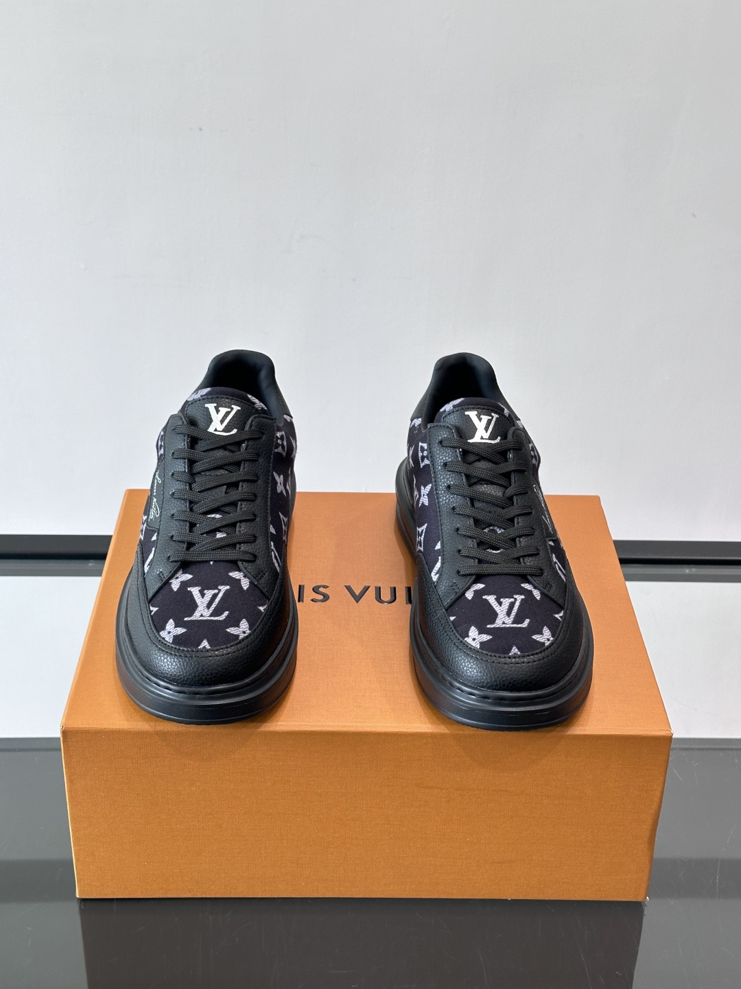 LV Monogram男士板鞋🧡LV Monogram板鞋，经典老花设计，低调奢华又百搭！鞋面黑色牛皮+