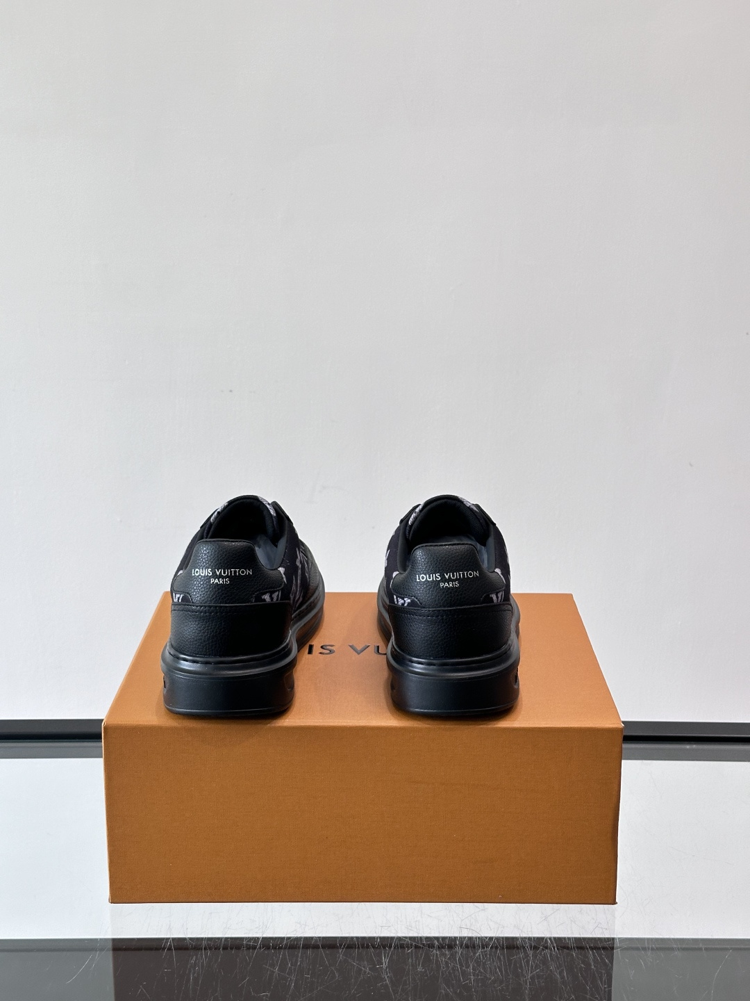 LV Monogram男士板鞋🧡LV Monogram板鞋，经典老花设计，低调奢华又百搭！鞋面黑色牛皮+