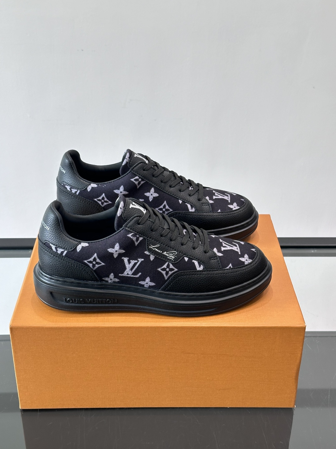 LV Monogram男士板鞋🧡LV Monogram板鞋，经典老花设计，低调奢华又百搭！鞋面黑色牛皮+