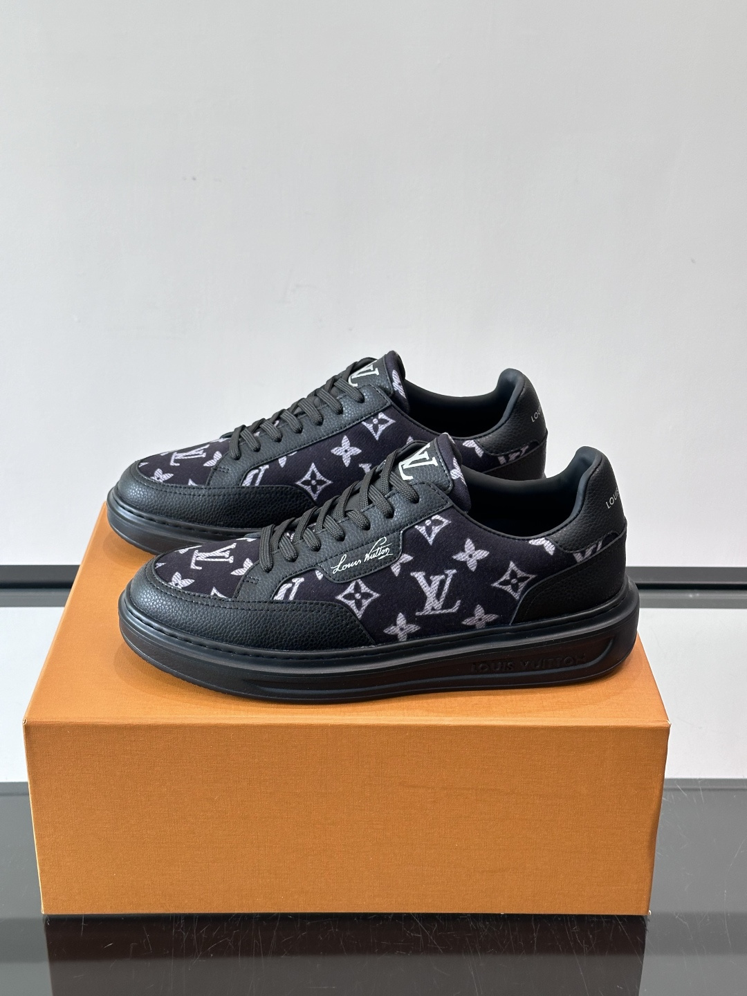 LV Monogram男士板鞋🧡LV Monogram板鞋，经典老花设计，低调奢华又百搭！鞋面黑色牛皮+