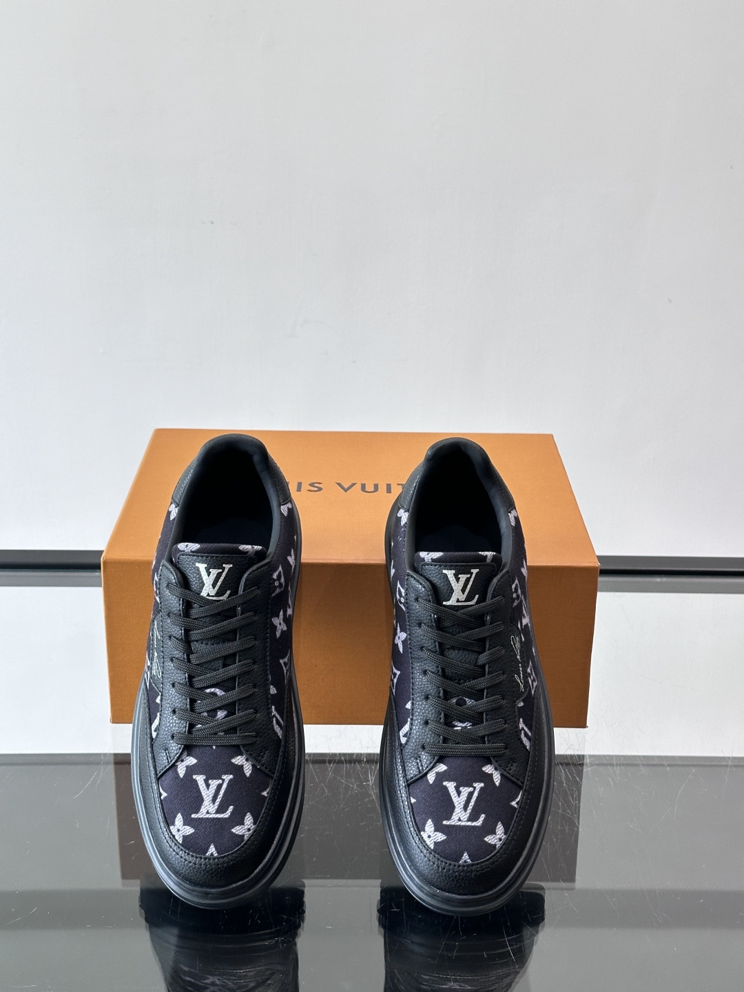 LV Monogram男士板鞋🧡LV Monogram板鞋，经典老花设计，低调奢华又百搭！鞋面黑色牛皮+