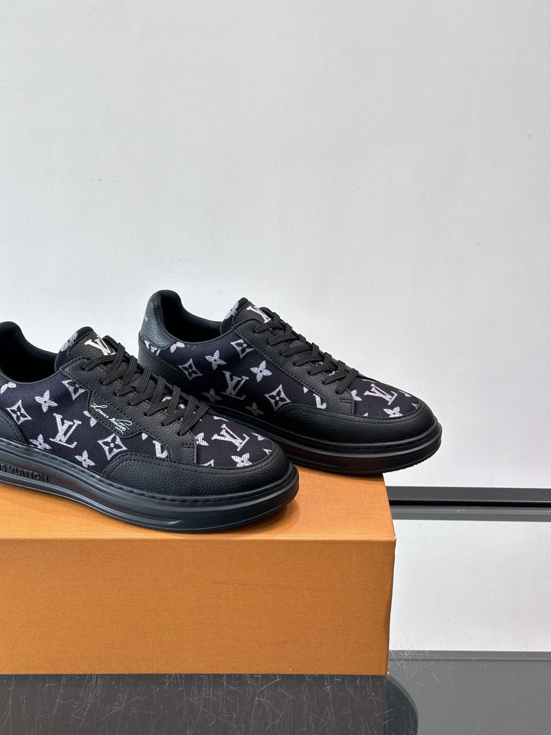 LV Monogram男士板鞋🧡LV Monogram板鞋，经典老花设计，低调奢华又百搭！鞋面黑色牛皮+