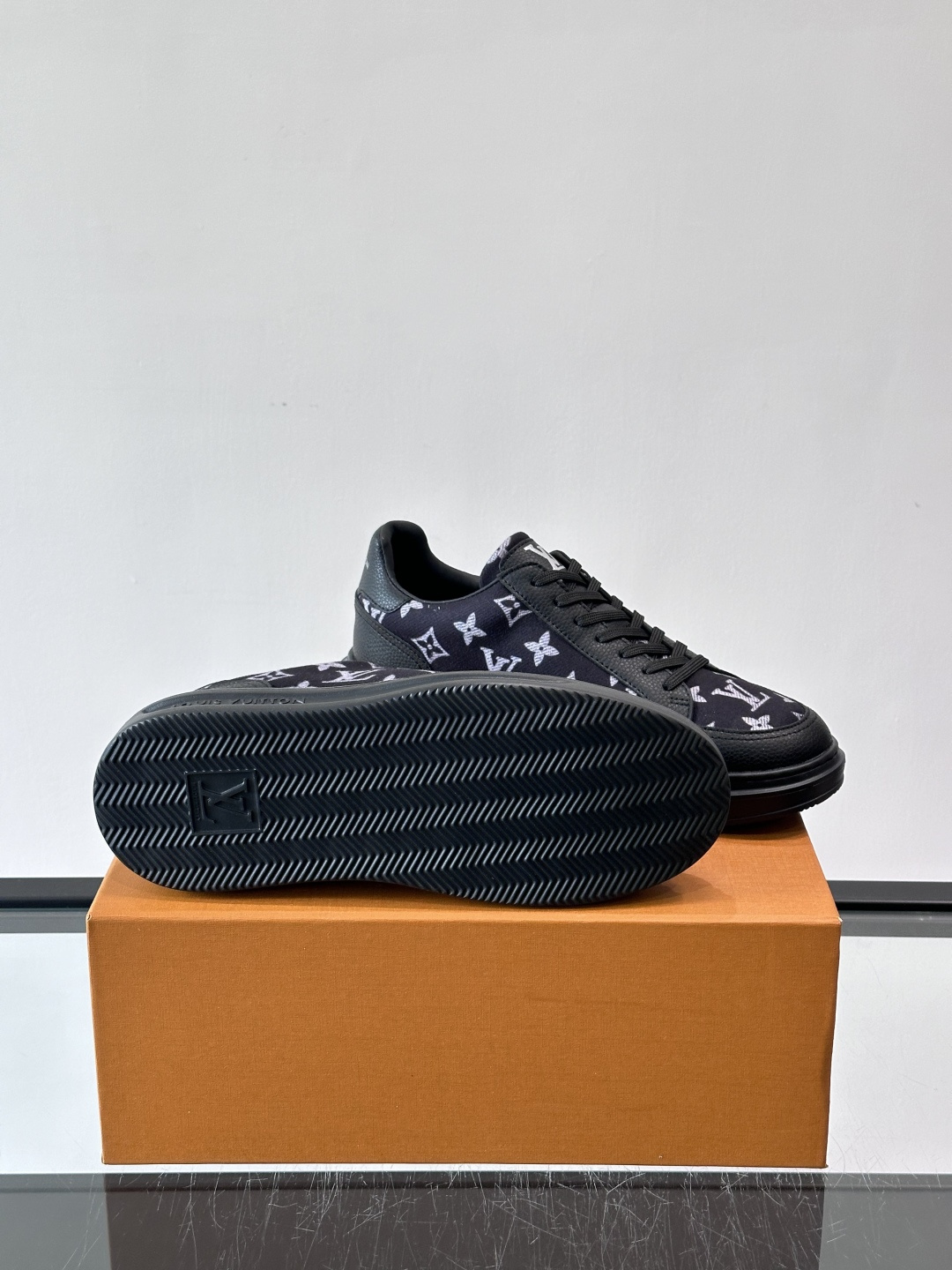 LV Monogram男士板鞋🧡LV Monogram板鞋，经典老花设计，低调奢华又百搭！鞋面黑色牛皮+