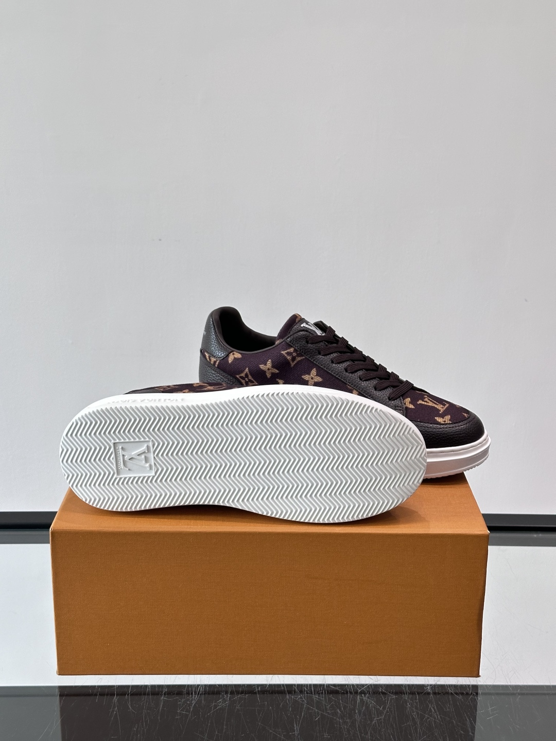 LV Monogram男士板鞋🧡LV Monogram板鞋，经典老花设计，低调奢华又百搭！鞋面黑色牛皮+