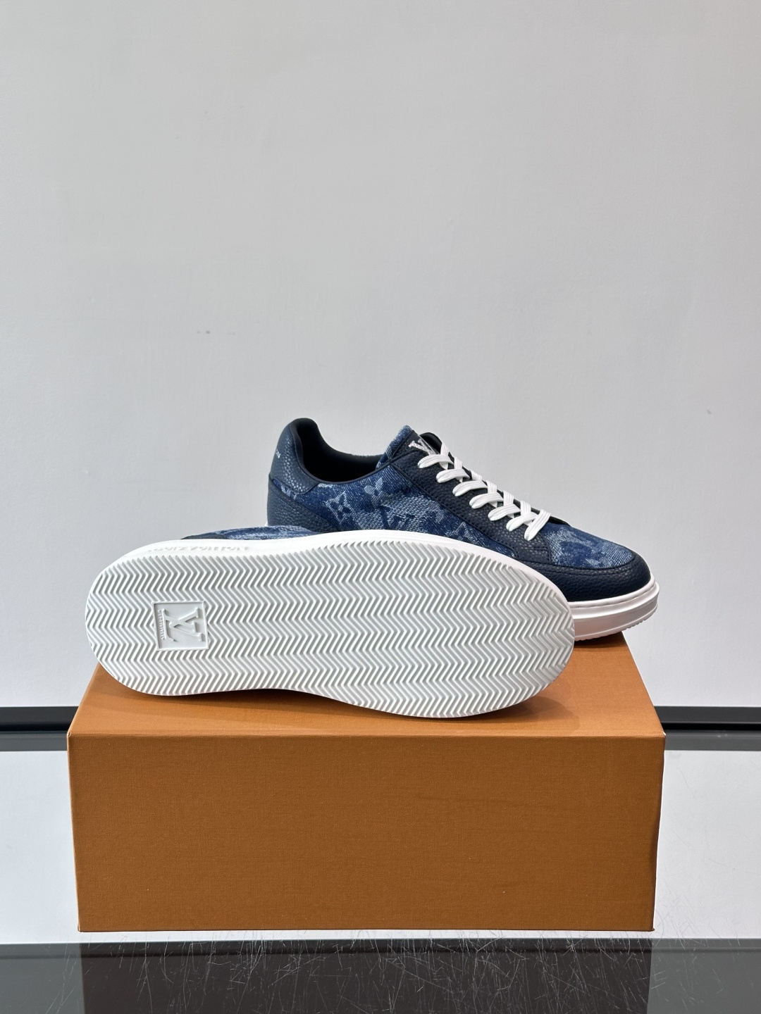 LV Monogram男士板鞋🧡LV Monogram板鞋，经典老花设计，低调奢华又百搭！鞋面黑色牛皮+