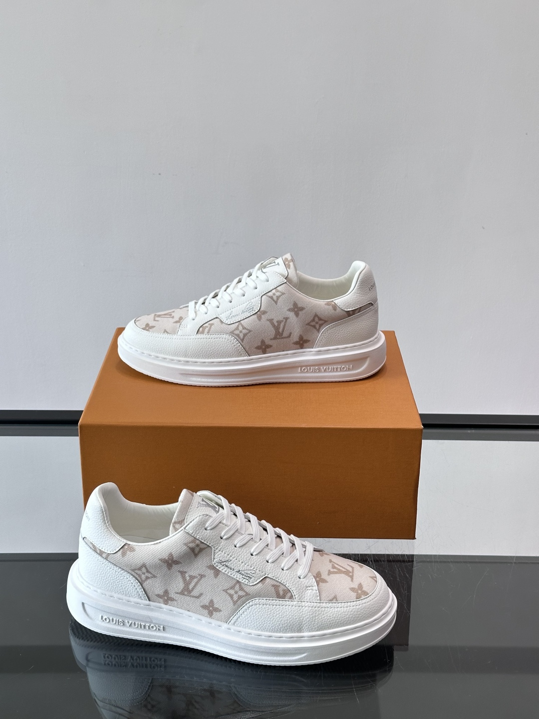 LV Monogram男士板鞋🧡LV Monogram板鞋，经典老花设计，低调奢华又百搭！鞋面黑色牛皮+