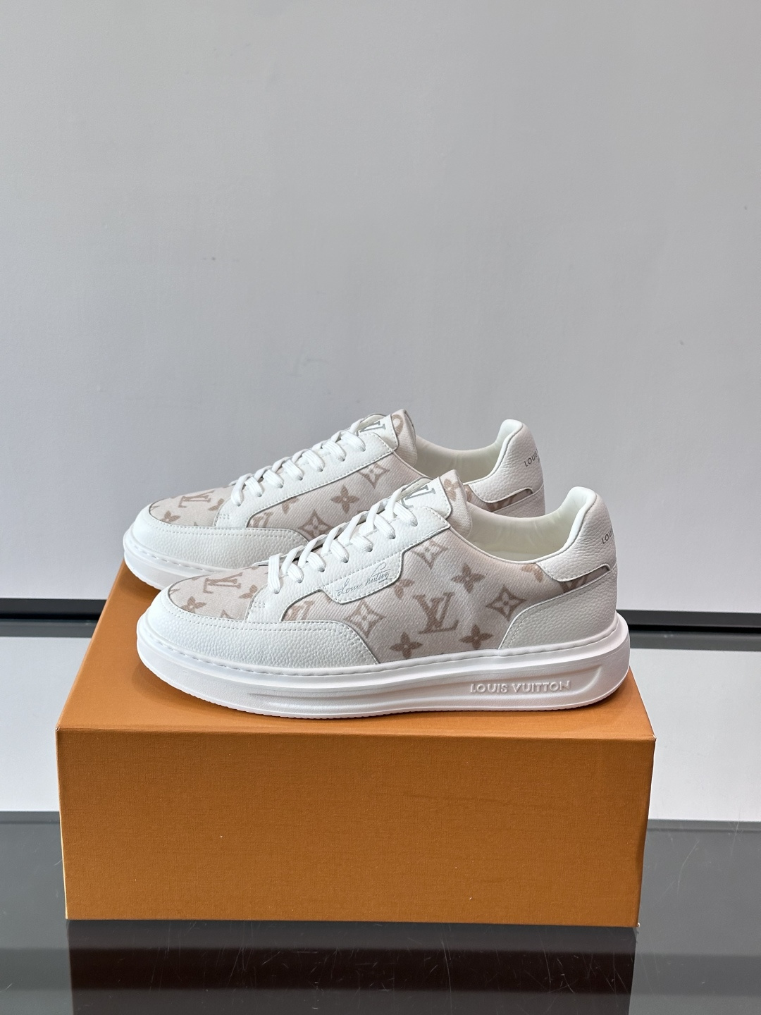 LV Monogram男士板鞋🧡LV Monogram板鞋，经典老花设计，低调奢华又百搭！鞋面黑色牛皮+