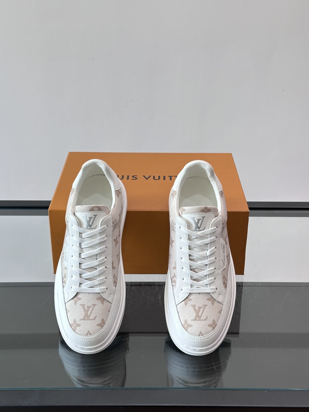 LV Monogram男士板鞋🧡LV Monogram板鞋，经典老花设计，低调奢华又百搭！鞋面黑色牛皮+