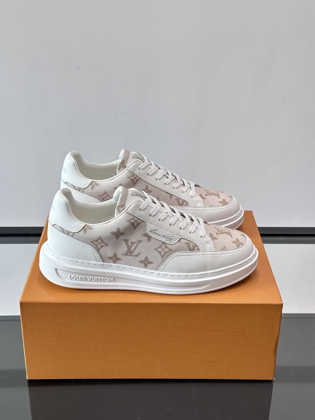 LV Monogram男士板鞋🧡LV Monogram板鞋，经典老花设计，低调奢华又百搭！鞋面黑色牛皮+