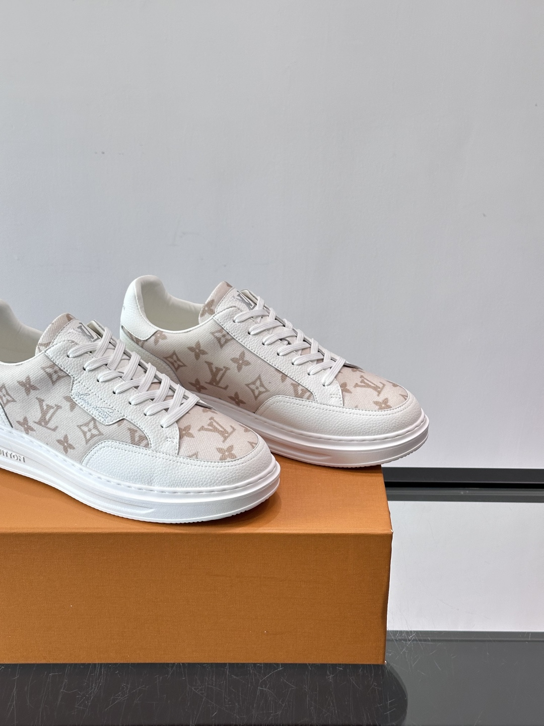 LV Monogram男士板鞋🧡LV Monogram板鞋，经典老花设计，低调奢华又百搭！鞋面黑色牛皮+