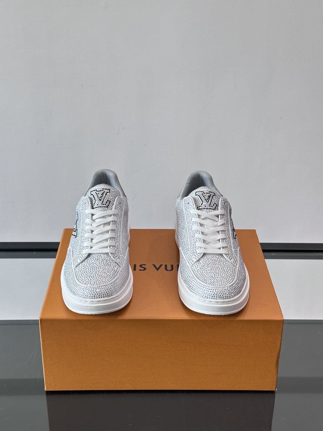 LV 2025新款运动鞋，经典Monogram老花+满钻鞋面，奢华感满满！鞋面优质皮革，鞋底橡胶，穿着舒