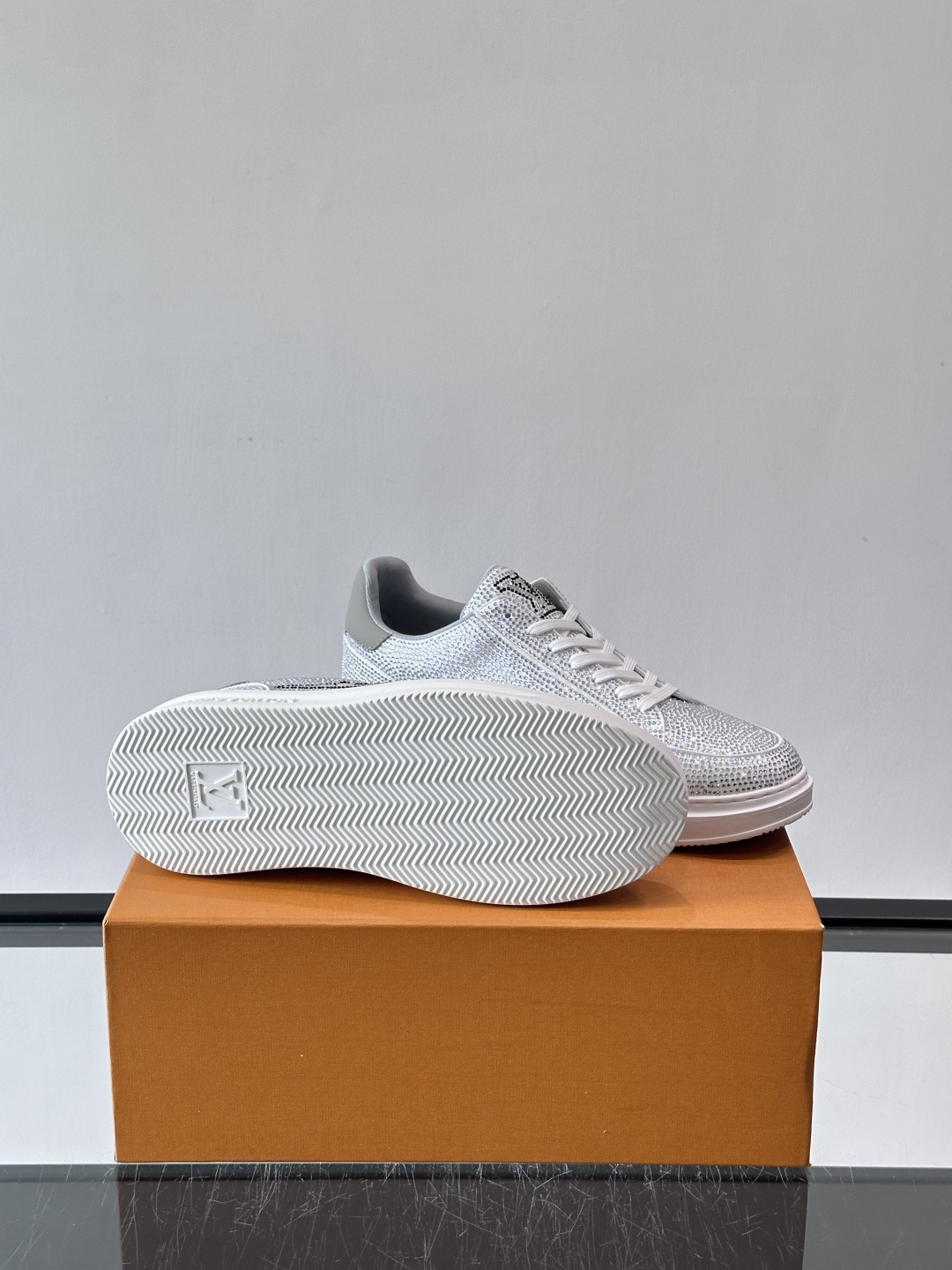 LV 2025新款运动鞋，经典Monogram老花+满钻鞋面，奢华感满满！鞋面优质皮革，鞋底橡胶，穿着舒