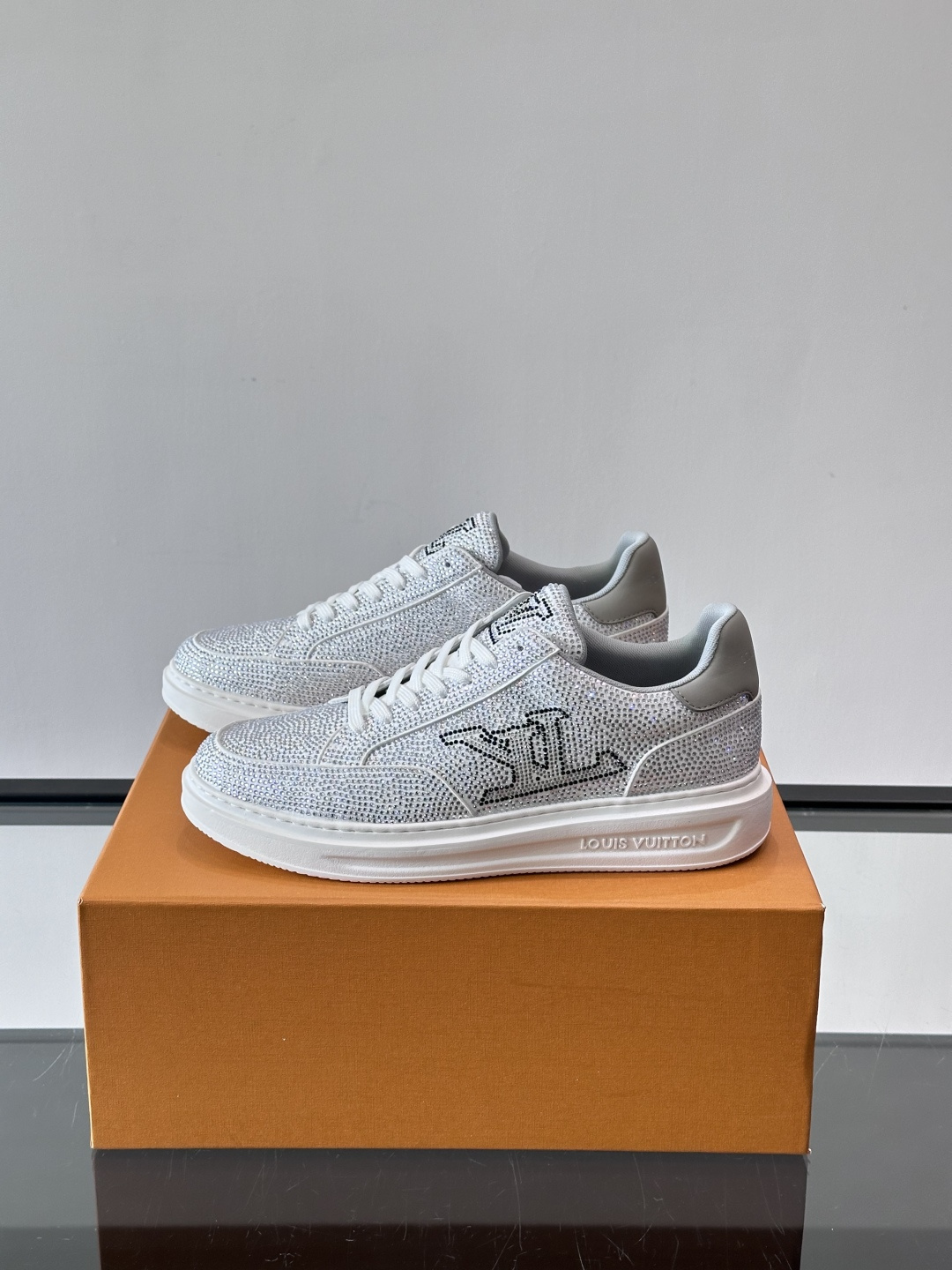 LV 2025新款运动鞋，经典Monogram老花+满钻鞋面，奢华感满满！鞋面优质皮革，鞋底橡胶，穿着舒