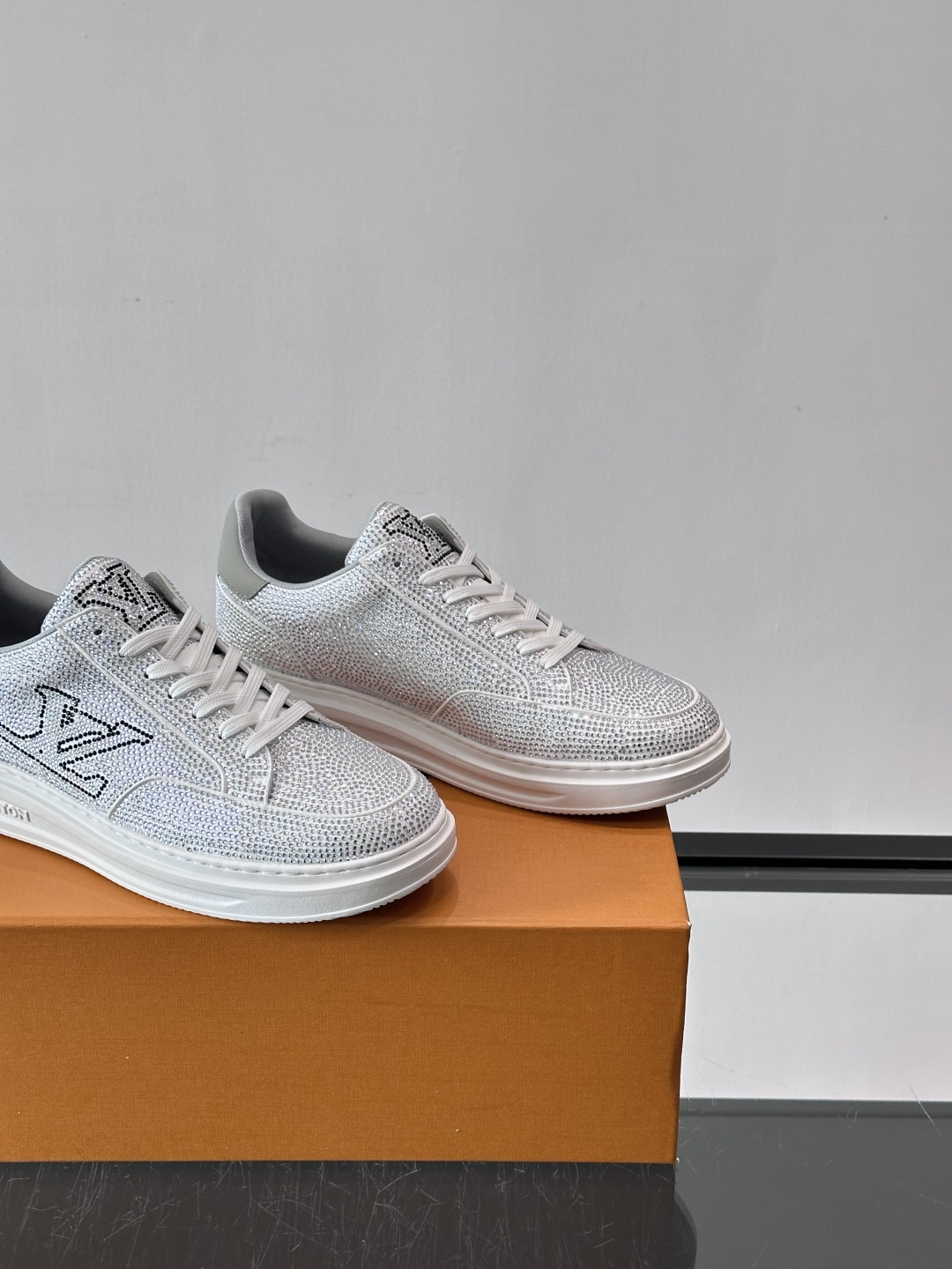 LV 2025新款运动鞋，经典Monogram老花+满钻鞋面，奢华感满满！鞋面优质皮革，鞋底橡胶，穿着舒