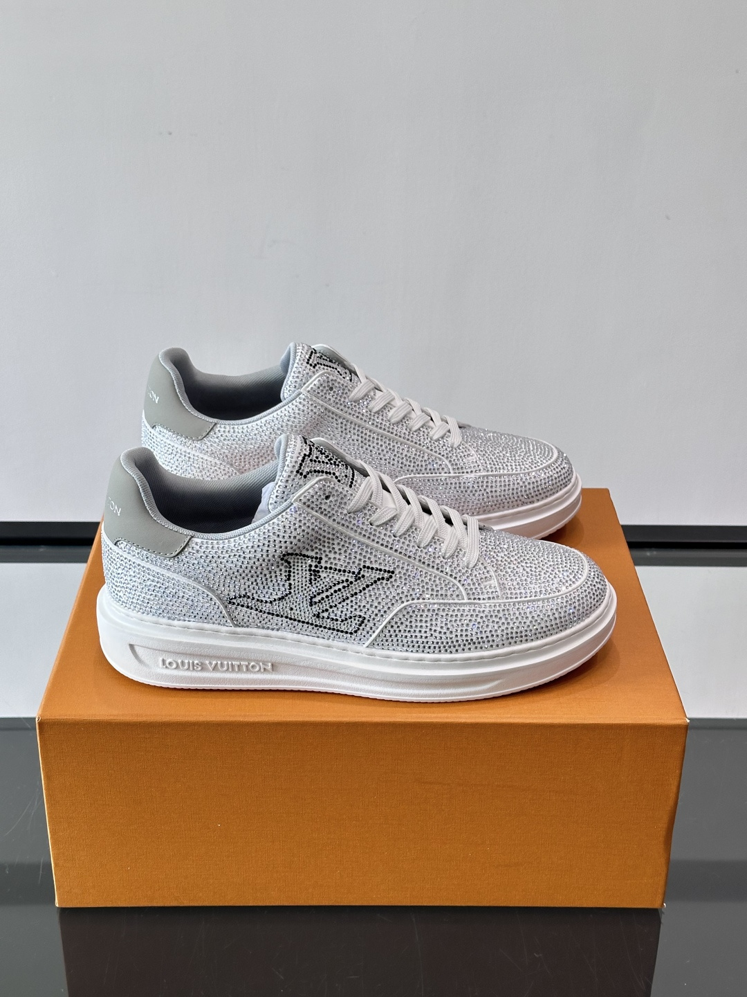 LV 2025新款运动鞋，经典Monogram老花+满钻鞋面，奢华感满满！鞋面优质皮革，鞋底橡胶，穿着舒