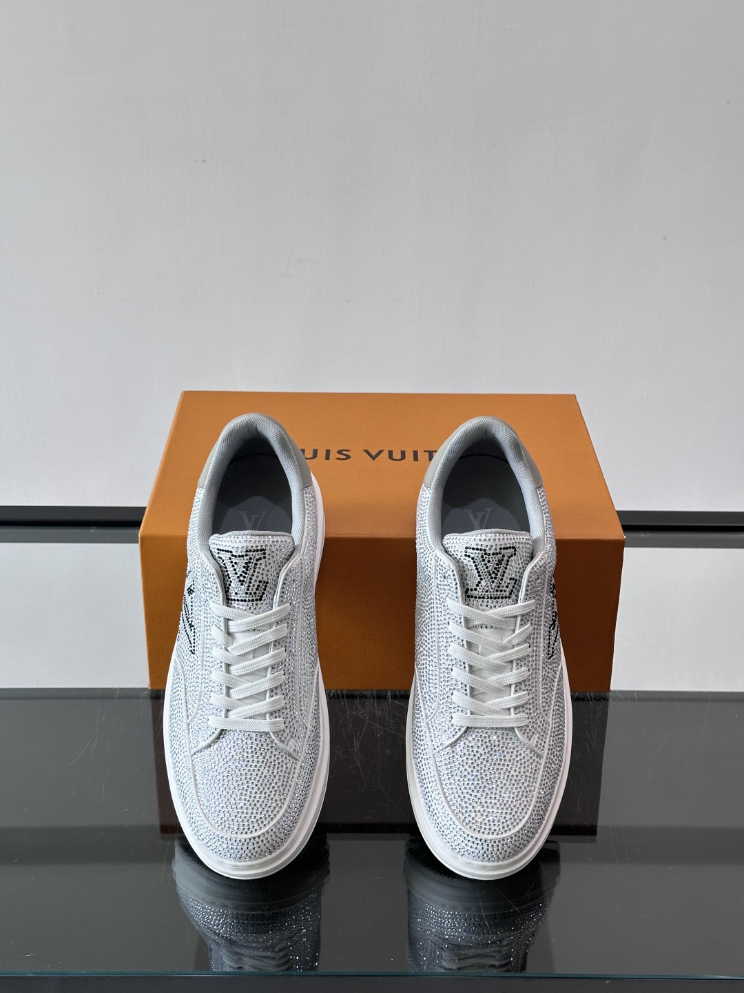 LV 2025新款运动鞋，经典Monogram老花+满钻鞋面，奢华感满满！鞋面优质皮革，鞋底橡胶，穿着舒