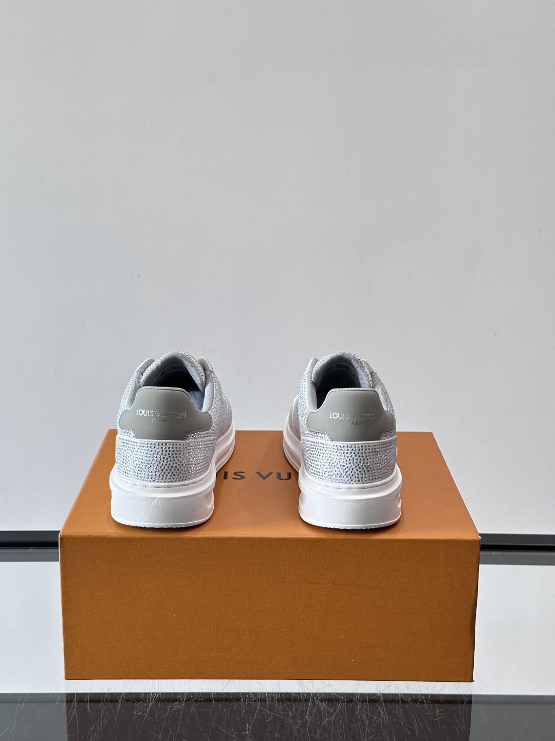 LV 2025新款运动鞋，经典Monogram老花+满钻鞋面，奢华感满满！鞋面优质皮革，鞋底橡胶，穿着舒