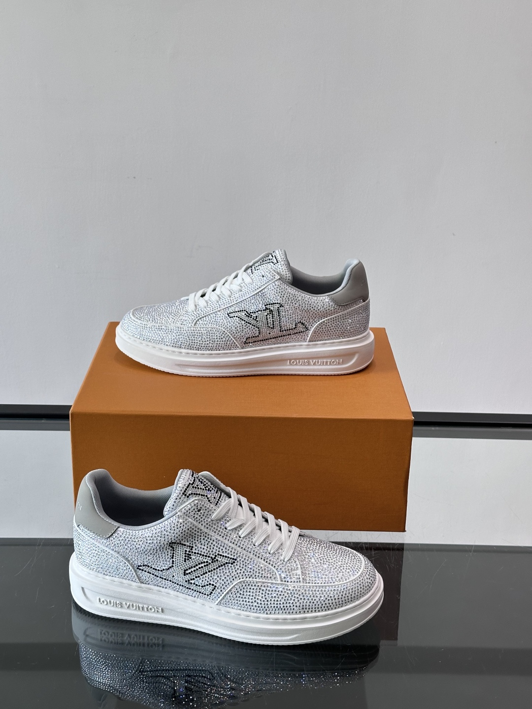 LV 2025新款运动鞋，经典Monogram老花+满钻鞋面，奢华感满满！鞋面优质皮革，鞋底橡胶，穿着舒