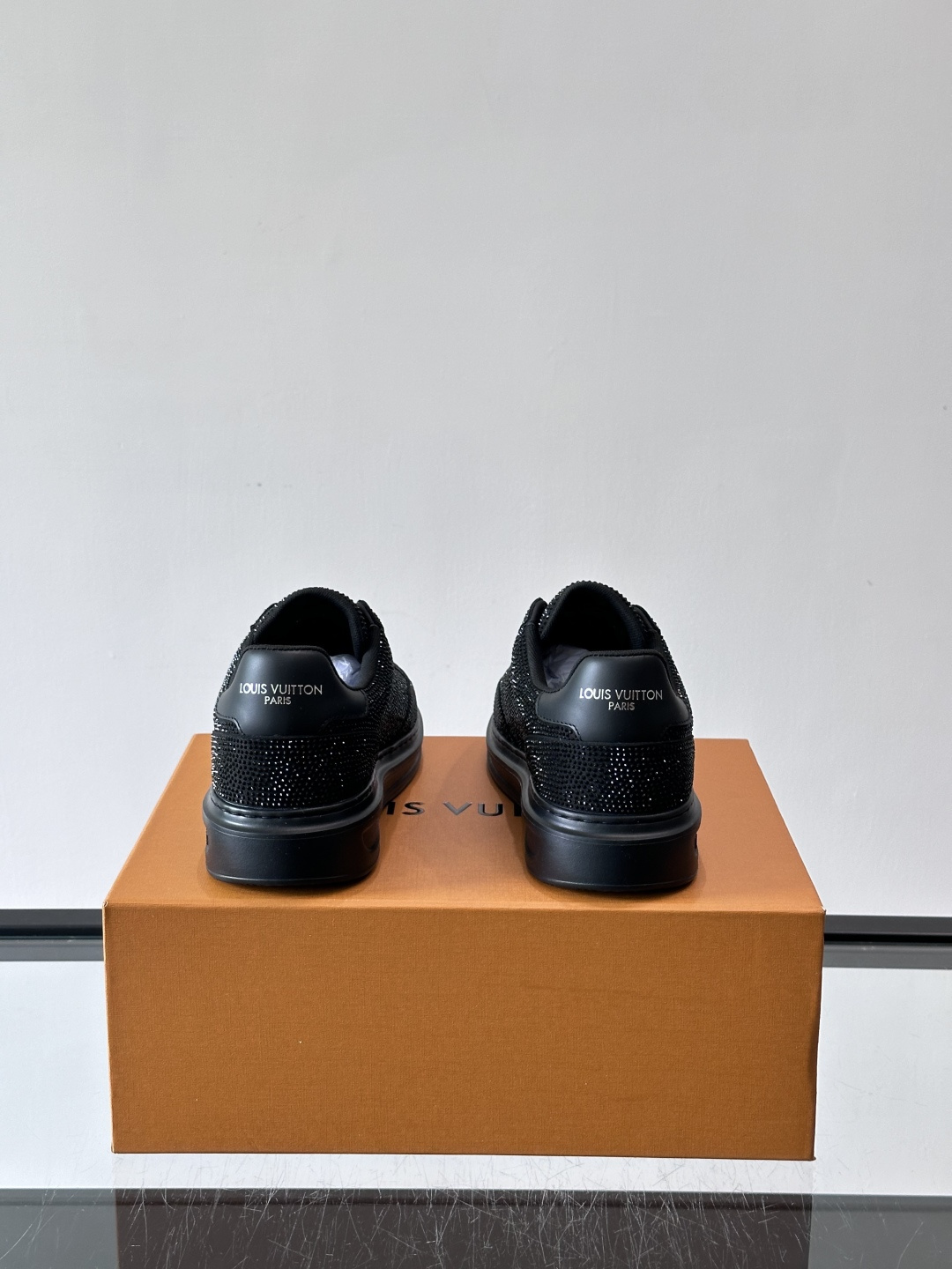 LV 2025新款运动鞋，经典Monogram老花+满钻鞋面，奢华感满满！鞋面优质皮革，鞋底橡胶，穿着舒