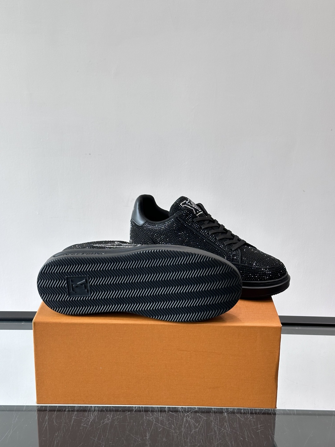 LV 2025新款运动鞋，经典Monogram老花+满钻鞋面，奢华感满满！鞋面优质皮革，鞋底橡胶，穿着舒