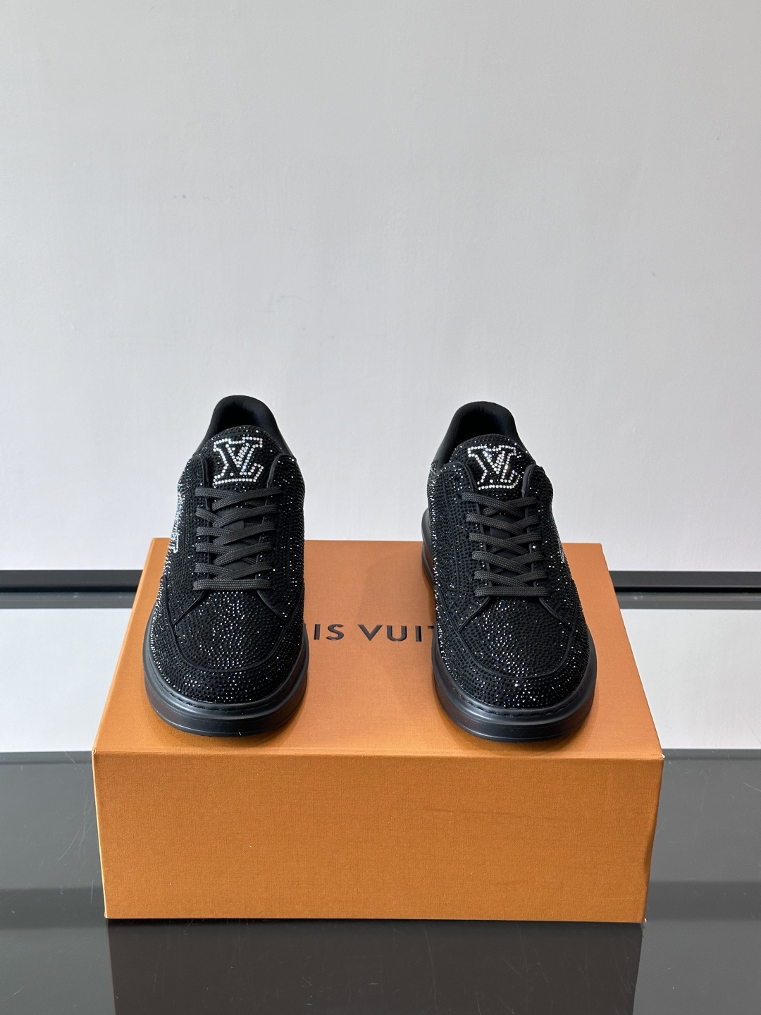 LV 2025新款运动鞋，经典Monogram老花+满钻鞋面，奢华感满满！鞋面优质皮革，鞋底橡胶，穿着舒