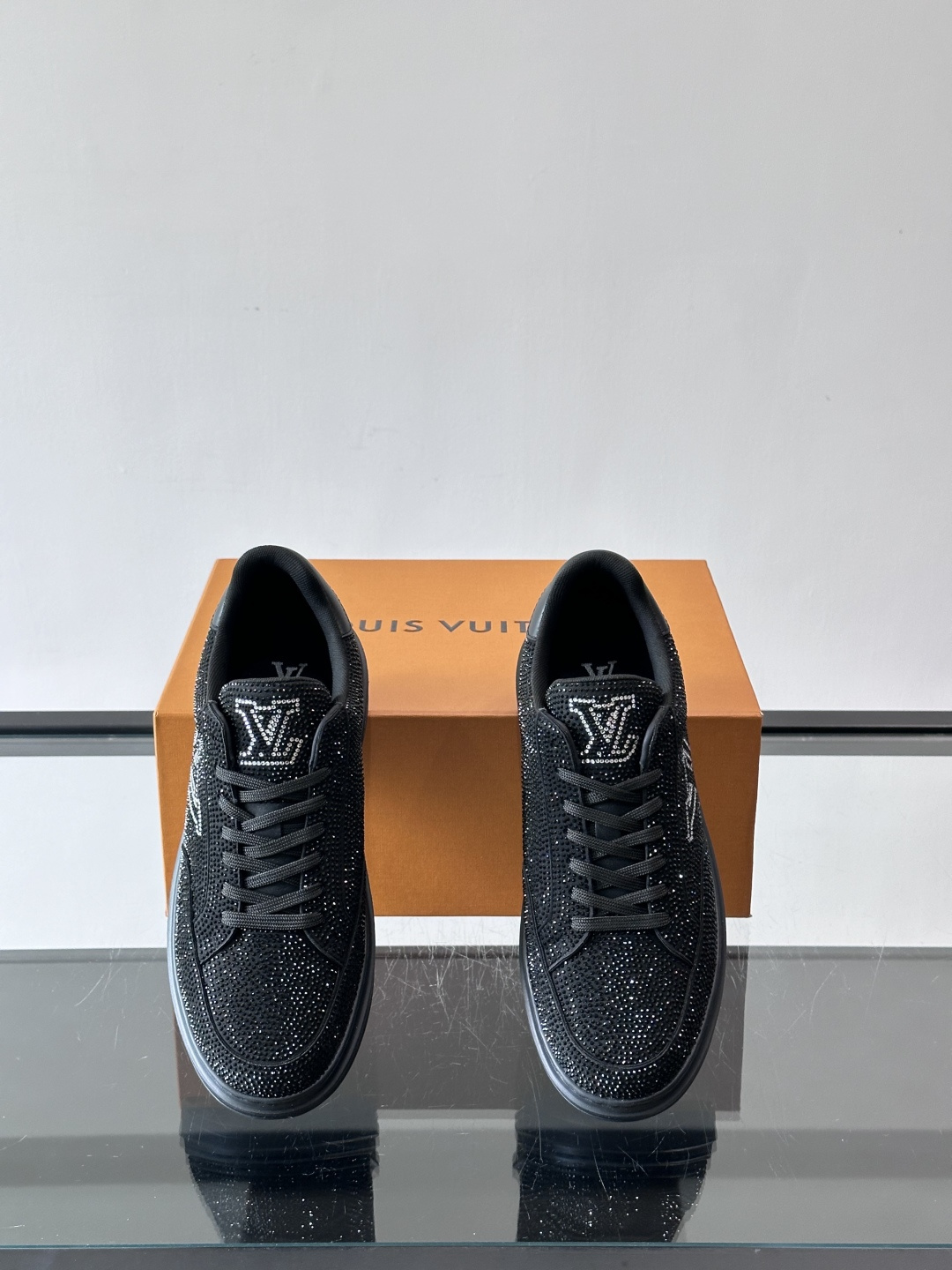 LV 2025新款运动鞋，经典Monogram老花+满钻鞋面，奢华感满满！鞋面优质皮革，鞋底橡胶，穿着舒