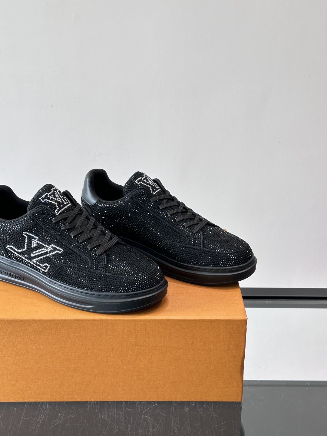 LV 2025新款运动鞋，经典Monogram老花+满钻鞋面，奢华感满满！鞋面优质皮革，鞋底橡胶，穿着舒